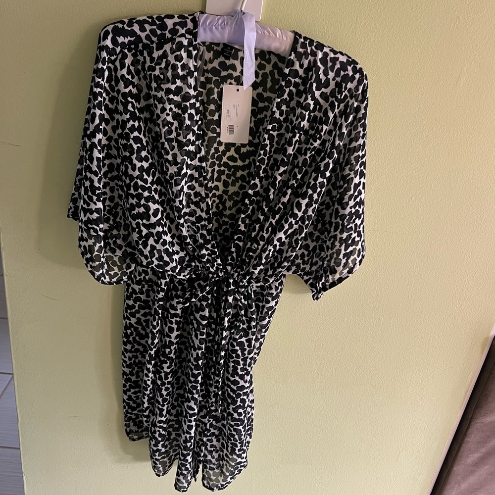 J Valdi Kimono style cover up black and white adjustable waist. NWT